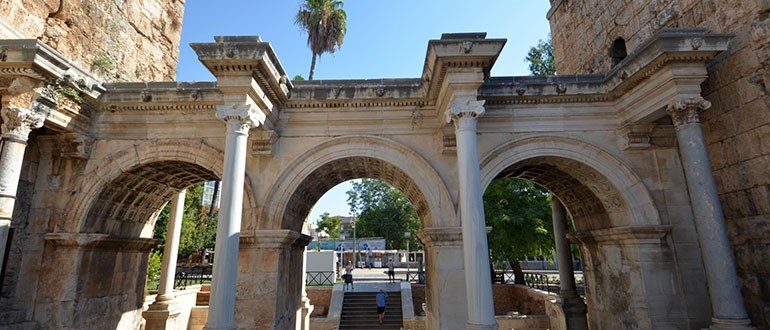 دروازه هادریان آنتالیا