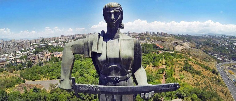 مجسمه مام ارمنستان
