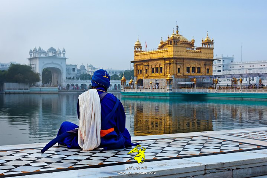 مردی در حال عبادت در هند 