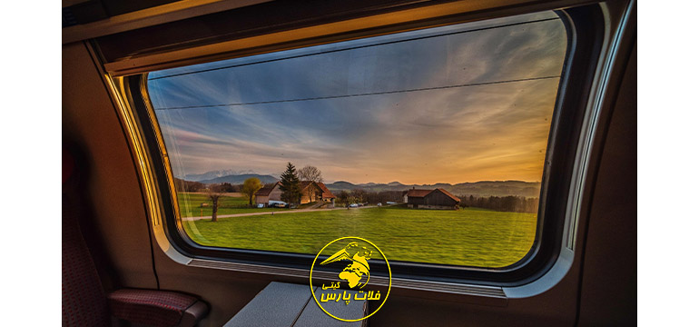 پنجره قطار و طبیعت زیبا 